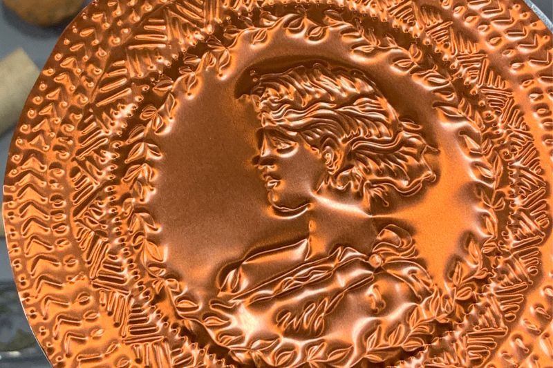 ciondolo in rame con cammeo con volto romano