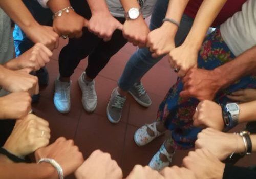 mani-che-si-stringono-durante-laboratorio-comunità-tessuti-urbani