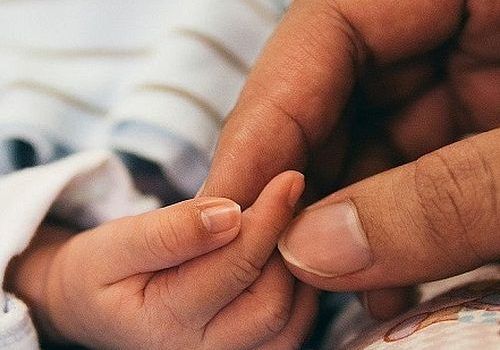 mani_neonata_mamma