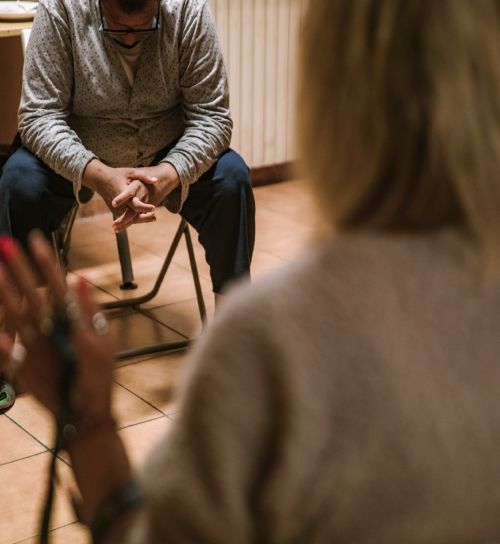 due persone che parlano sedute una di fronte all'altra