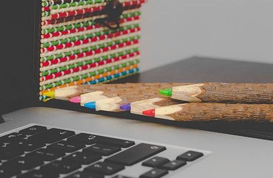 computer e matite colorate