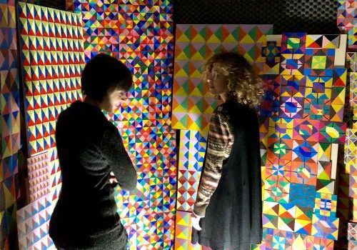 persone-guardano-mostra-marakanda-per-art-city-white-night