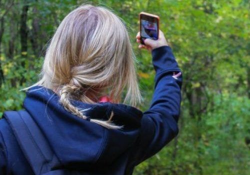 bambina-che-fa-outdoor-education