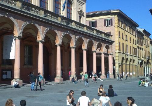 persone-in-piazza-verdi-durante-il-progetto-Bologna-si-cura