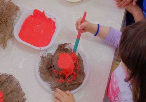 bambini-giocano-con-i-colori-al-centro-estivo-il-trenino-di-open-group