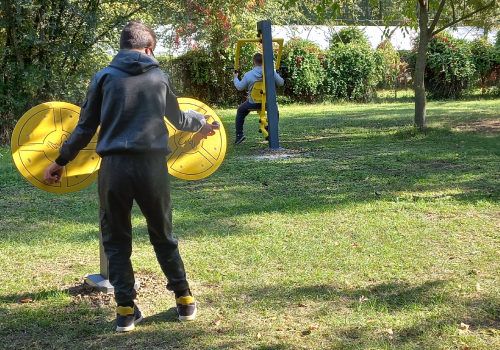 Persone utilizzano attrezzature inclusive nel parco