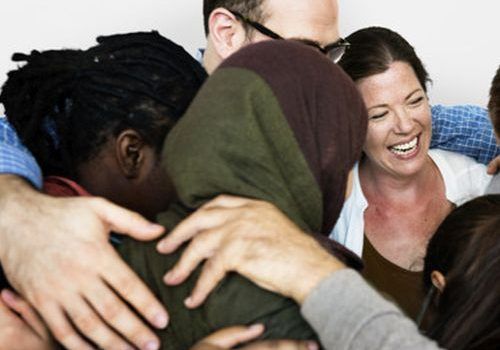 persone-diverse-si-abbracciano-per-le-ruote-di-barreto