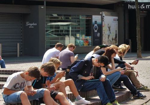 gruppo-adolescenti-con-smartphone-per-progetto-coliblite