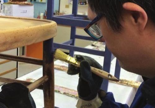 ragazzo-dipinge-sedia-per-marakanda-open-group