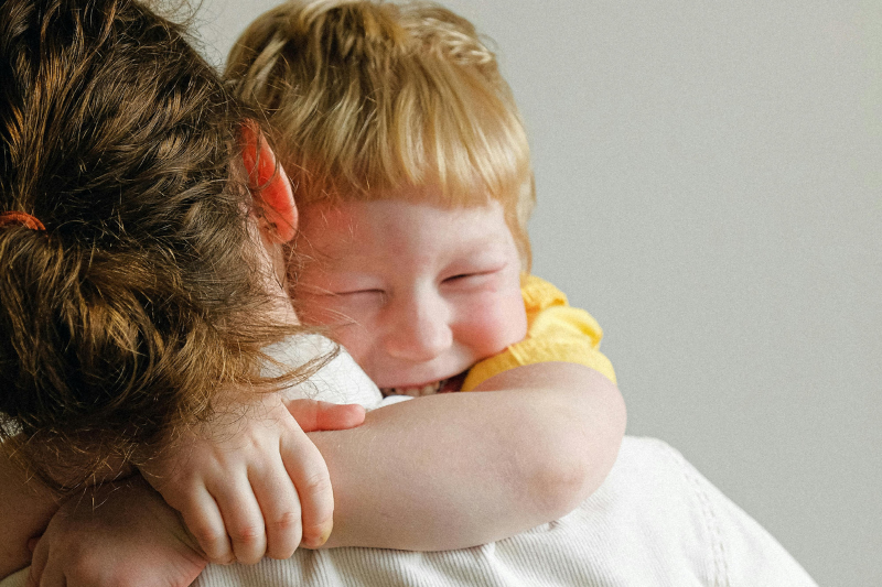 Bimbo che abbraccia la mamma