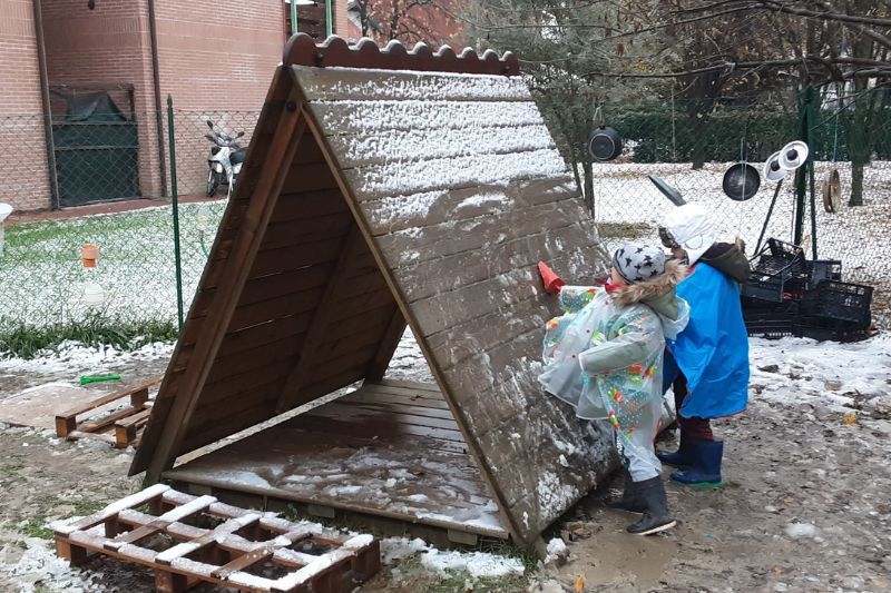 bambini il scuola trenino all'aperto con la neve che giocano