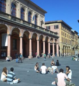 persone-in-piazza-verdi-durante-il-progetto-Bologna-si-cura
