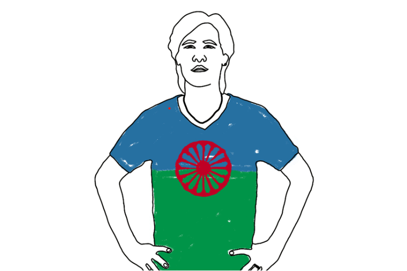 Grafica che raffigura una persona che insossa una tshirt sulla quale è raffigurata la bandiera rom (azzurro in alto, verde in basso, una ruota rossa al centro). Lo sfondo della grafica è bianco.