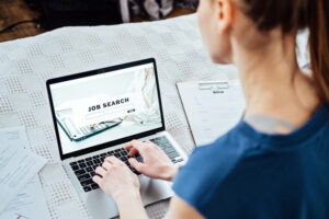 Una donna utilizza un laptop alla ricerca offerte di lavoro su internet