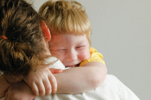 Bimbo che abbraccia la mamma