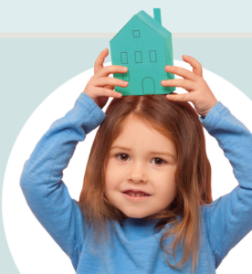 bambina che sorregge una casetta di carta