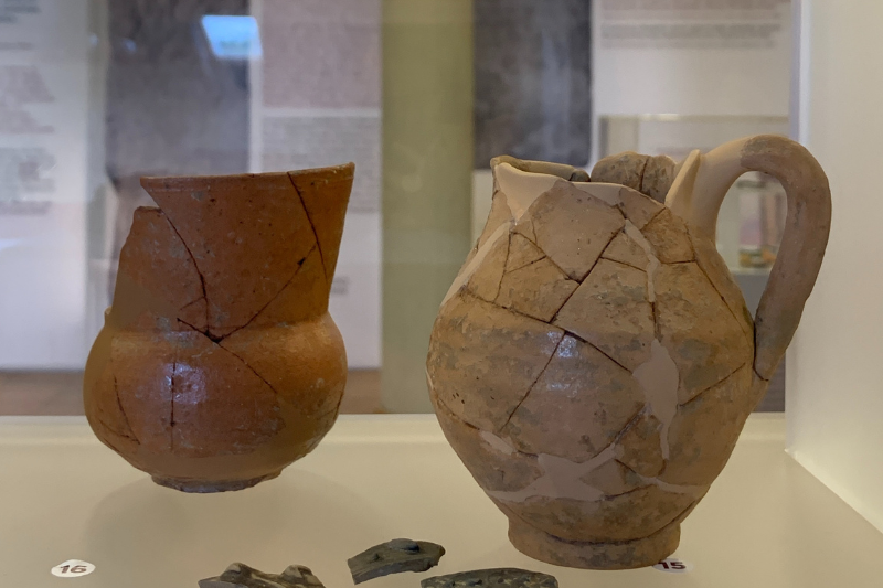 Brocche romane dentro una vetrina del Museo di Claterna