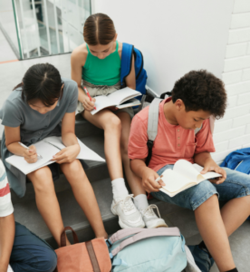 Adolescenti fanno i compiti seduti sulle scale