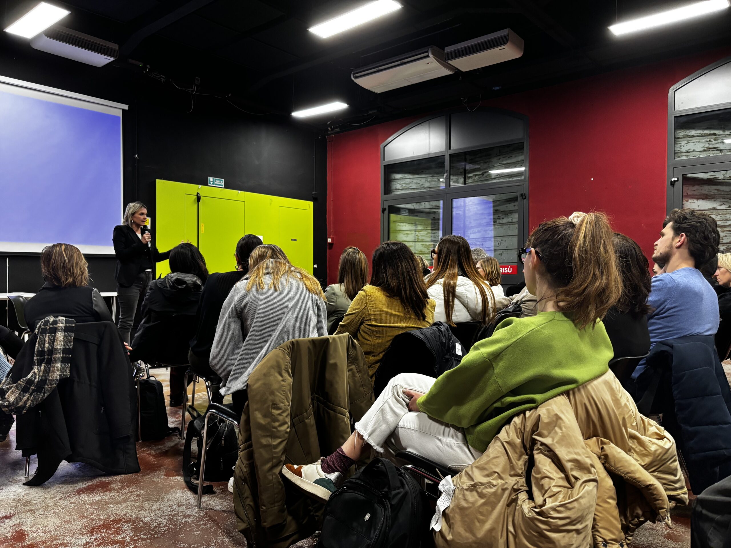 Mini fuori orario a ferrara com IMG_4441 pubblico in sala rossa ascolta seduto