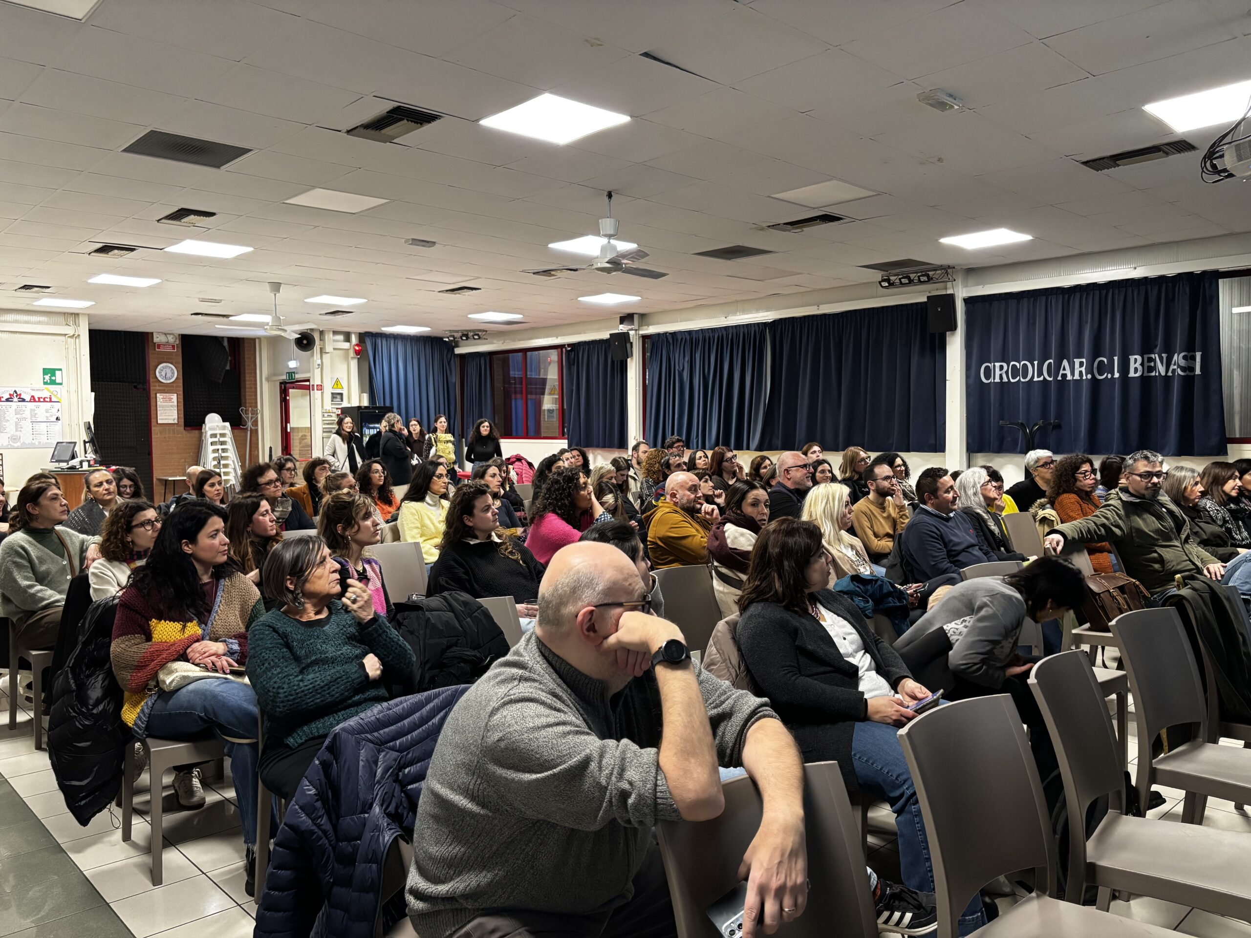 Mini Fuori Orario. Pubblico a Bologna di 100 persone per assemblea ascolta seduto