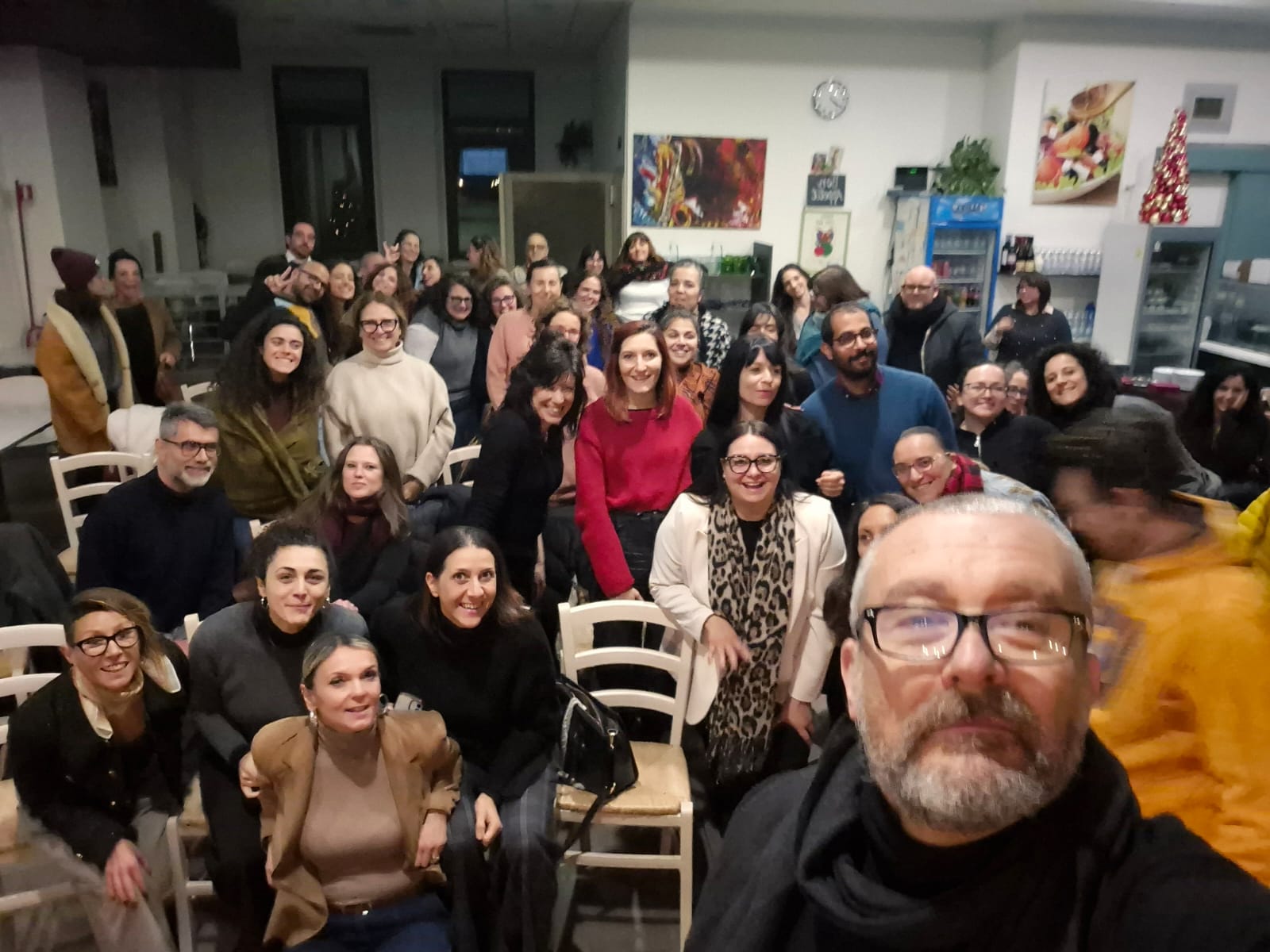 Presidente in Appennino con pubblico dietro stile selfie Oscar