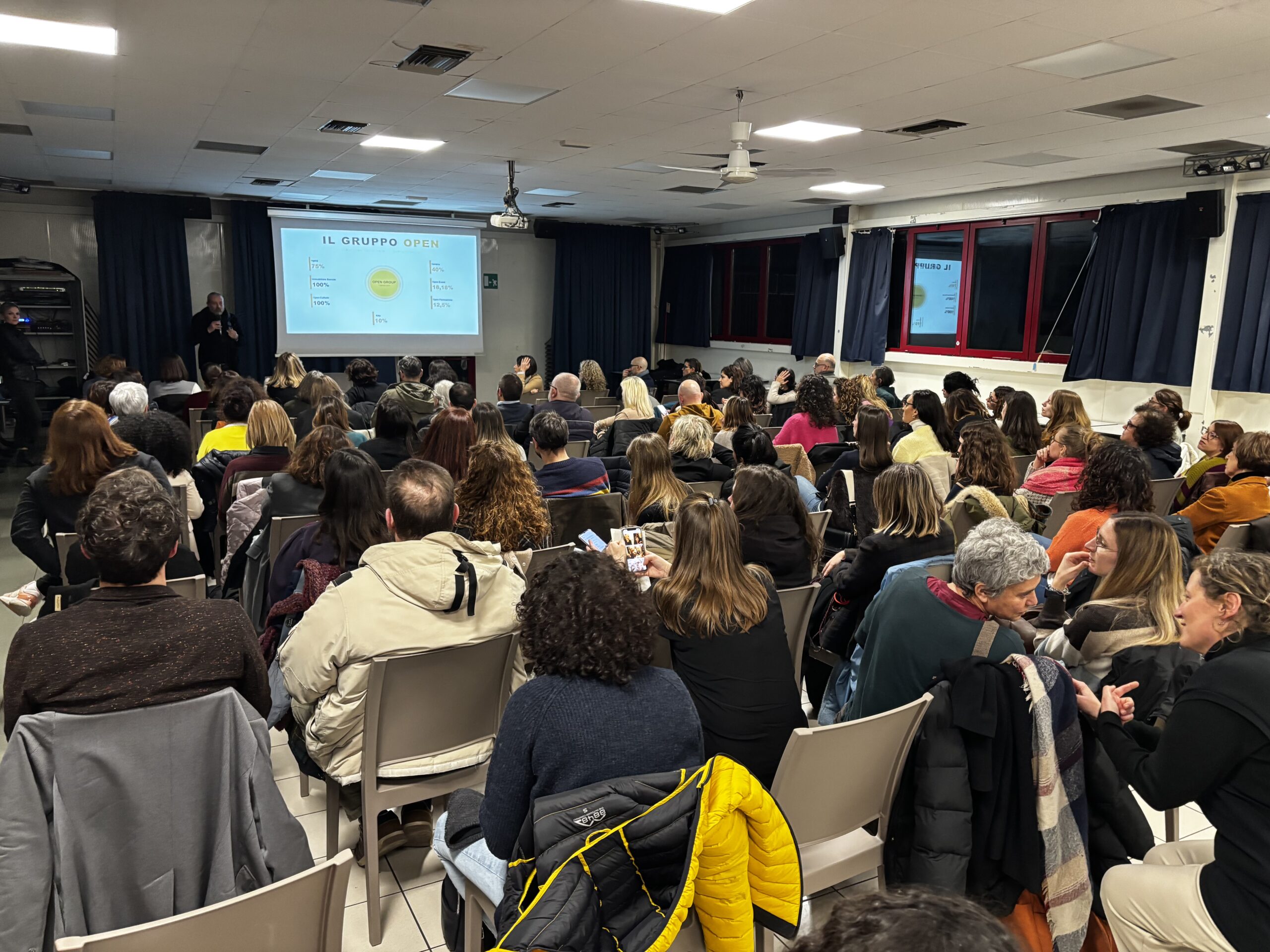 pubblico di spalle in conferenza