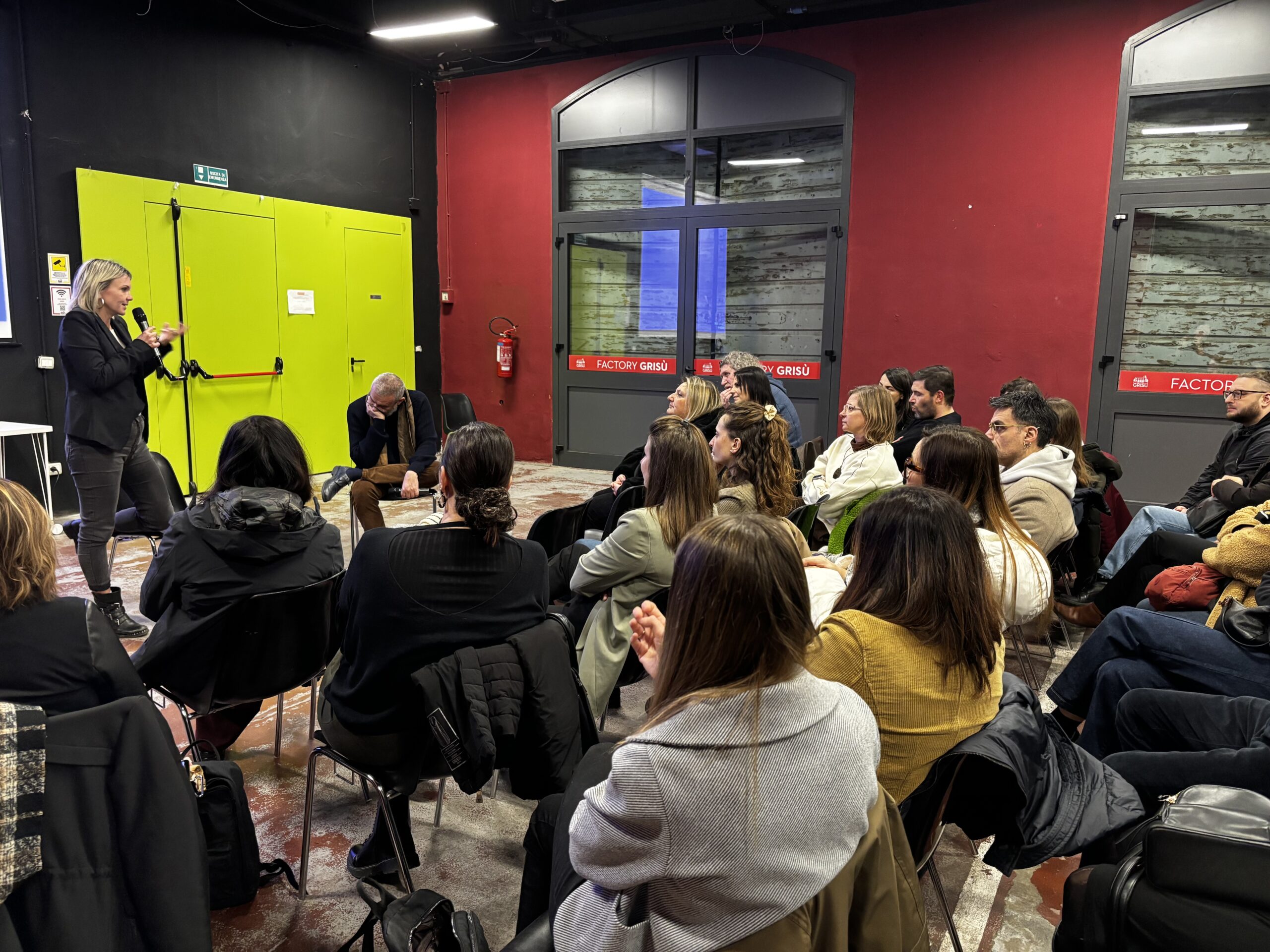 Anna Rita Cuppini parla a platea in stanza rossa a ferrara