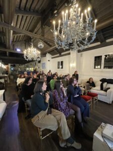 pubblico Mini Fuori Orario in Veneto ascolta seduto 30 persone con altra angolazione