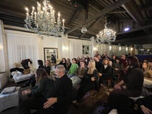 pubblico Mini Fuori Orario in Veneto ascolta seduto 30 persone
